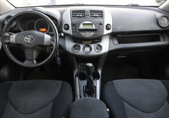 Подержанный автомобиль Toyota RAV4 2006 года (14 фото)