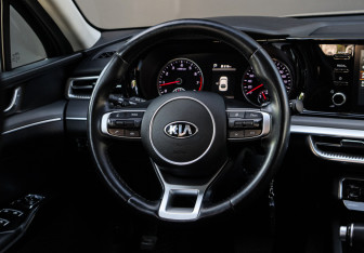 Подержанный автомобиль Kia K5 2021 года (11 фото)
