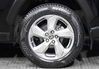 Подержанный автомобиль Toyota RAV4 2021 года (22 фото)