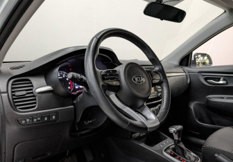 Подержанный автомобиль Kia Rio Sedan 2020 года (14 фото)