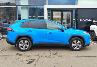 Подержанный автомобиль Toyota RAV4 2021 года (4 фото)