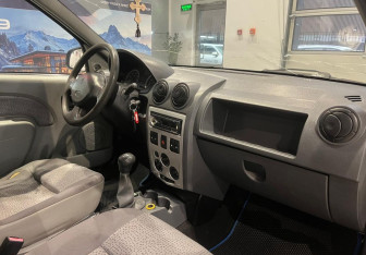 Подержанный автомобиль Renault Logan Sedan 2006 года (11 фото)