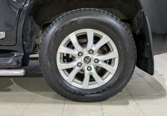 Подержанный автомобиль Toyota Land Cruiser Suv 2016 года (6 фото)