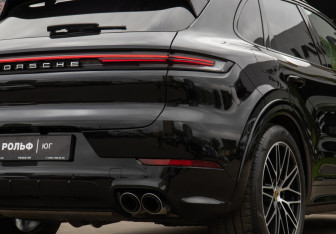 Подержанный автомобиль Porsche Cayenne 2023 года (39 фото)