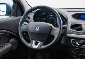 Подержанный автомобиль Renault Fluence 2012 года (15 фото)