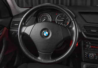 Подержанный автомобиль BMW X1 2011 года (10 фото)