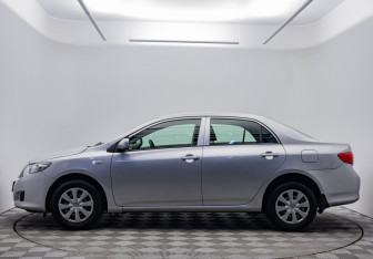 Подержанный автомобиль Toyota Corolla Sedan 2007 года (8 фото)