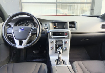 Подержанный автомобиль Volvo S60 2017 года (14 фото)