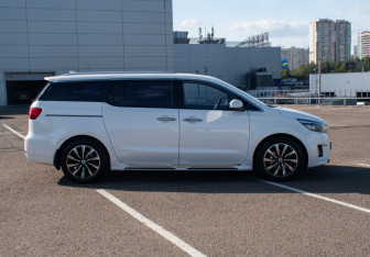 Подержанный автомобиль Kia Carnival 2016 года (4 фото)