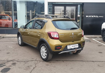 Подержанный автомобиль Renault Sandero 2017 года (7 фото)