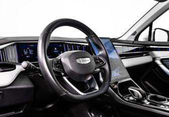 Подержанный автомобиль Geely Atlas 2023 года (12 фото)