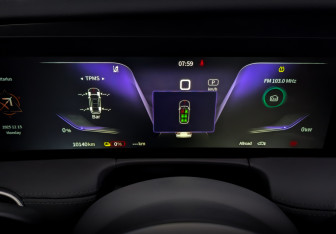 Подержанный автомобиль Hongqi E-HS9 2022 года (13 фото)