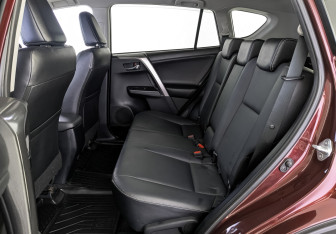 Подержанный автомобиль Toyota RAV4 2016 года (18 фото)