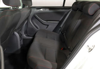 Подержанный автомобиль Volkswagen Jetta Sedan 2017 года (12 фото)