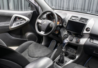 Подержанный автомобиль Toyota RAV4 2011 года (11 фото)