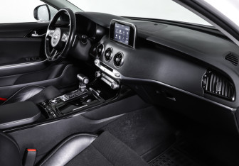 Подержанный автомобиль Kia Stinger 2018 года (11 фото)