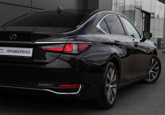 Подержанный автомобиль Lexus ES 2018 года (25 фото)