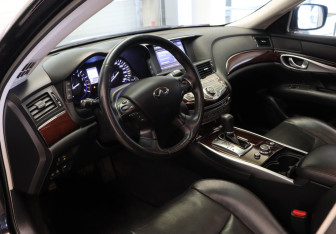 Подержанный автомобиль Infiniti Q70 2014 года (7 фото)