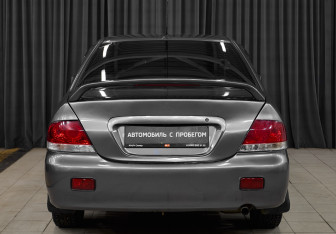 Подержанный автомобиль Mitsubishi Lancer Sedan 2005 года (5 фото)