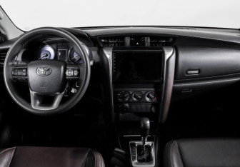 Подержанный автомобиль Toyota Fortuner 2022 года (12 фото)