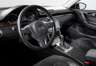 Подержанный автомобиль Volkswagen Passat Sedan 2011 года (14 фото)