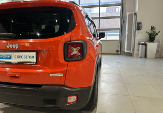 Подержанный автомобиль Jeep Renegade 2018 года (9 фото)