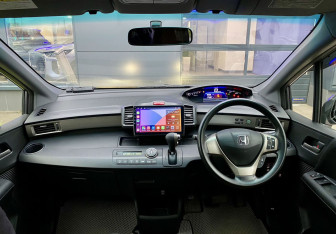 Подержанный автомобиль Honda Freed 2013 года (11 фото)