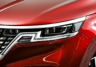 Подержанный автомобиль Kia Carnival 2021 года (7 фото)