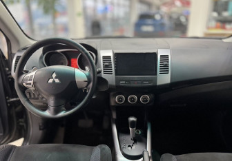 Подержанный автомобиль Mitsubishi Outlander 2007 года (12 фото)
