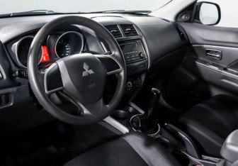 Подержанный автомобиль Mitsubishi ASX 2013 года (10 фото)