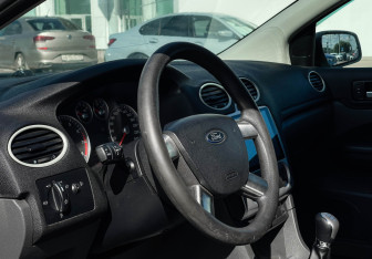 Подержанный автомобиль Ford Focus Sedan 2006 года (13 фото)