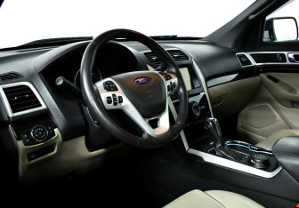 Подержанный автомобиль Ford Explorer 2015 года (8 фото)