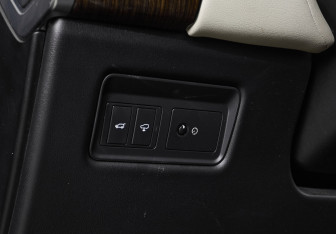 Подержанный автомобиль Land Rover Range Rover Sport 2016 года (11 фото)