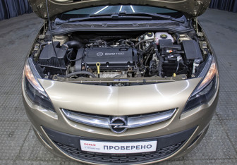 Подержанный автомобиль Opel Astra Hatchback 2013 года (9 фото)