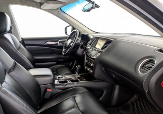 Подержанный автомобиль Nissan Pathfinder 2015 года (12 фото)
