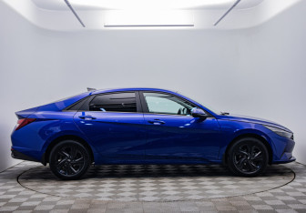 Подержанный автомобиль Hyundai Elantra Sedan 2021 года (6 фото)