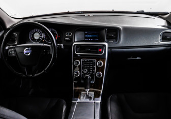 Подержанный автомобиль Volvo V60 2011 года (11 фото)