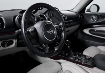 Подержанный автомобиль MINI Clubman Wagon 2017 года (14 фото)