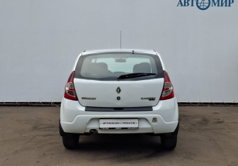 Подержанный автомобиль Renault Sandero 2012 года (6 фото)