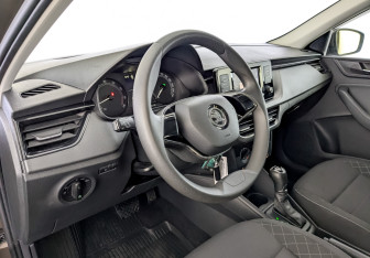 Подержанный автомобиль Skoda Rapid Liftback 2021 года (16 фото)