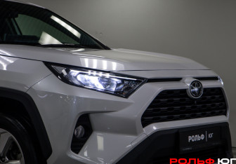 Подержанный автомобиль Toyota RAV4 2021 года (20 фото)