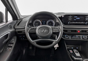 Подержанный автомобиль Hyundai Sonata 2023 года (21 фото)