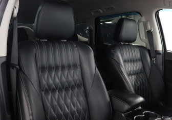 Подержанный автомобиль Mitsubishi Pajero Sport 2019 года (16 фото)