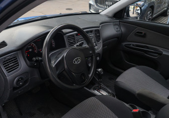 Подержанный автомобиль Kia Rio Hatchback 2010 года (12 фото)