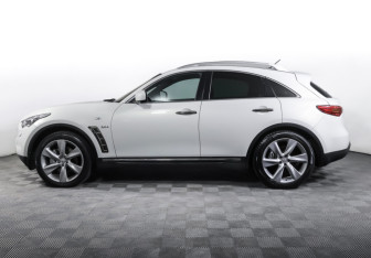 Подержанный автомобиль Infiniti QX70 2015 года (8 фото)