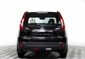 Подержанный автомобиль Nissan X-Trail 2013 года (6 фото)