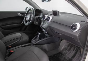 Подержанный автомобиль Audi A1 2011 года (9 фото)
