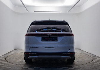 Подержанный автомобиль Kia Carnival 2021 года (5 фото)