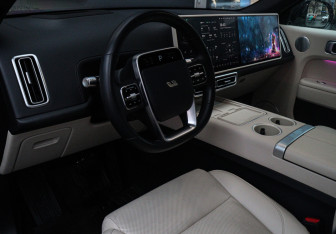 Подержанный автомобиль LiXiang L7 2023 года (14 фото)