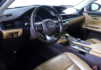 Подержанный автомобиль Lexus ES 2017 года (16 фото)
